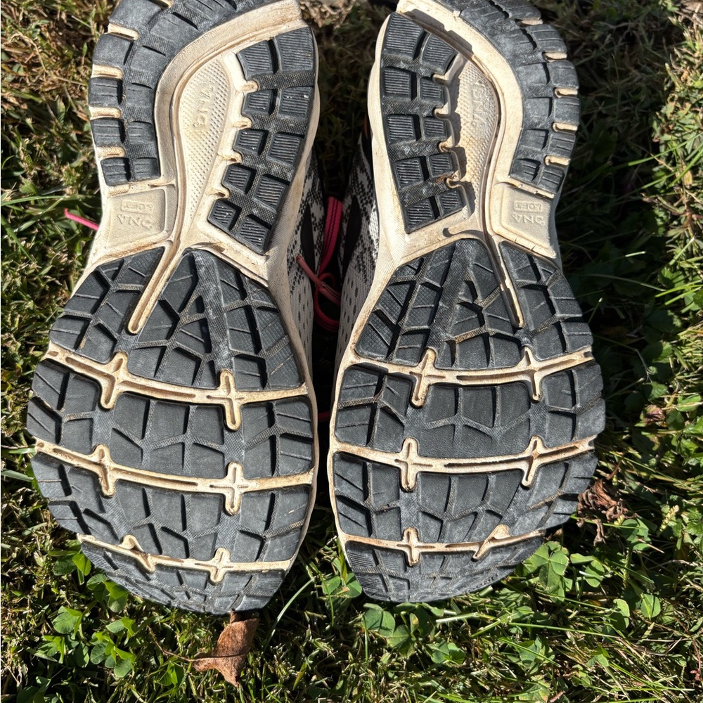 Brooks Ghost 11 Size 7 - image 2